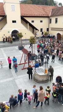 Zeleni Jurij s spremstvom na občinskem dvorišču 3